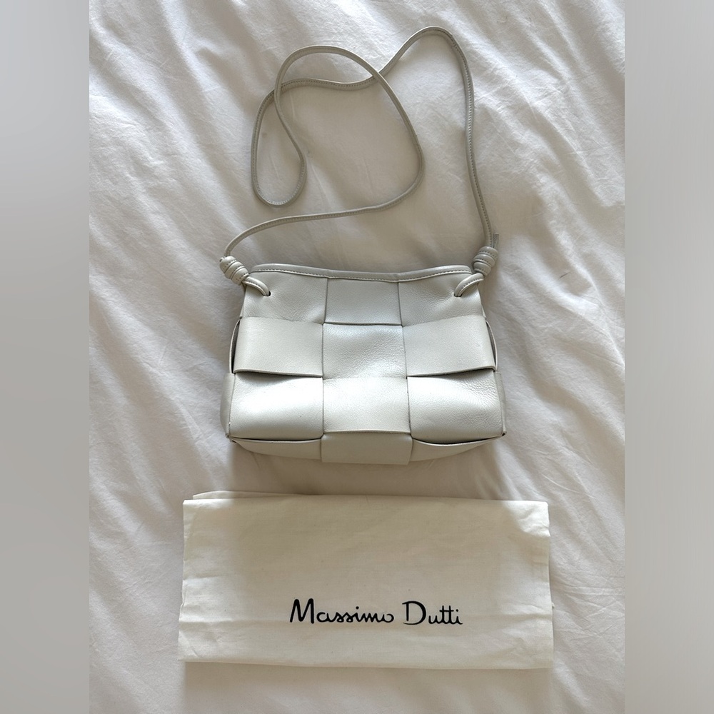 Massimo Dutti white 100% cow leather bag. Looks beautiful. Worn twice.